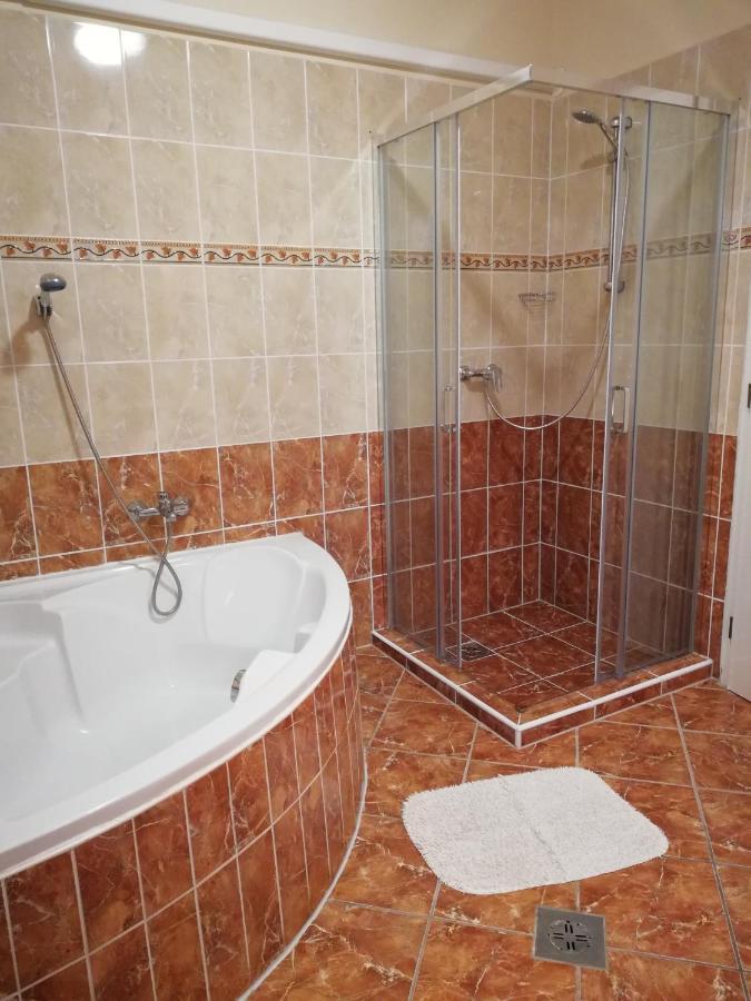 Imola Es Andrea Apartmanhaz Hajdúszoboszló Eksteriør bilde